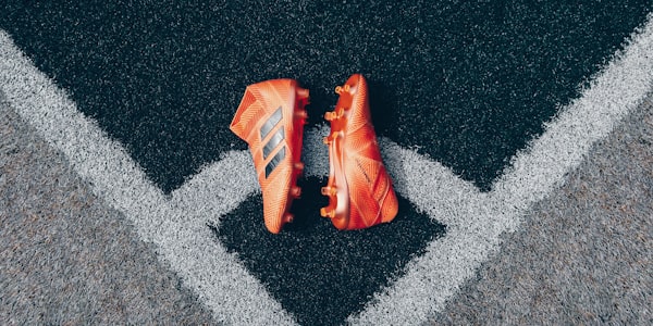 世界杯冠军奖杯大力神杯在聚光灯下闪耀的特写照片